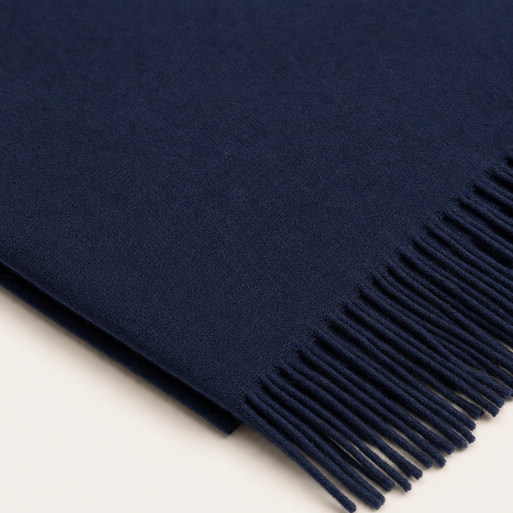 Cashmere Merino Scarf Navy Blue Navy blue – Fabric and Detail Close-Up